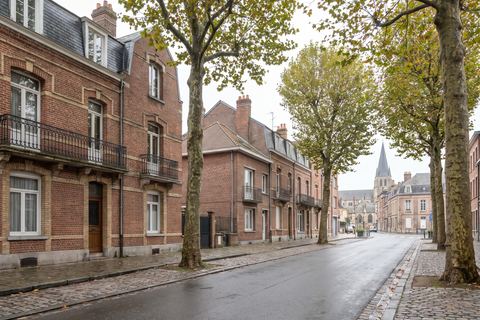 Loos : maisons de ville et petits immeubles sur une rue arborée (image générée par IA)