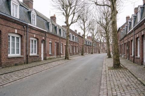 Lys-lez-Lannoy : maisons en brique alignées sur une rue calme (image générée par IA)