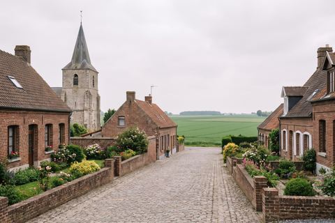 Marquillies : rue de village en brique avec église et jardins (image générée par IA)