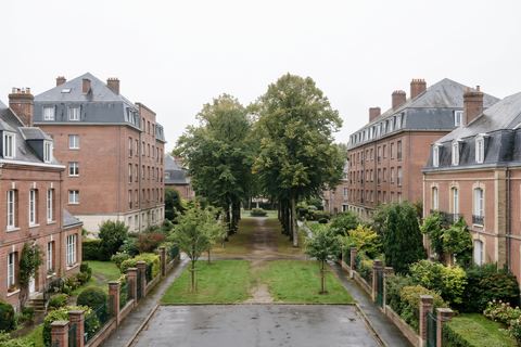 Mons-en-Barœul : quartier résidentiel vert, maisons et immeubles autour d’un parc (image générée par IA)