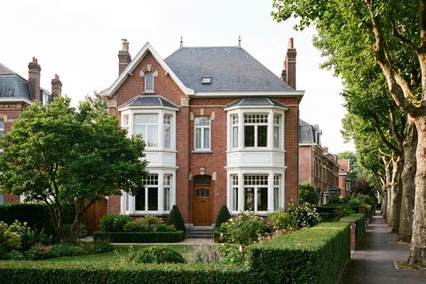Mouvaux : villa en brique du début du XXe siècle et son jardin (image générée par IA)