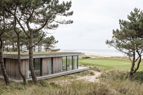 Hardelot : villa contemporaine dans les pins près des dunes (image générée par IA)