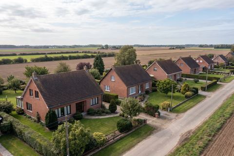 Neuville-en-Ferrain : maisons familiales en brique près des champs (image générée par IA)