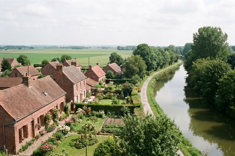 Noyelles-lès-Seclin : petit village en brique près du canal (image générée par IA)