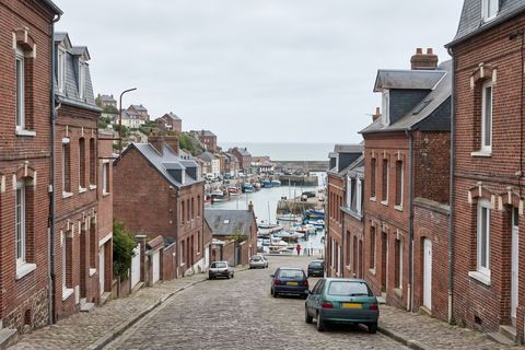 Outreau : rues en hauteur dominant le port et la mer (image générée par IA)