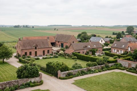 Péronne-en-Mélantois : fermes et maisons avec grands jardins, champs ouverts (image générée par IA)