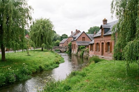 Pont-à-Marcq : maisons en brique au bord de la Marque (image générée par IA)
