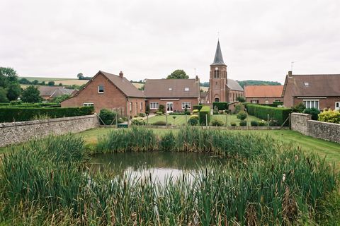 Provin : maisons en brique avec jardins et étang (image générée par IA)