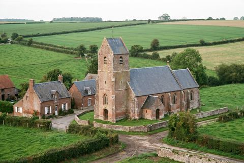 Radinghem-en-Weppes : église en brique à tour carrée et maisons de village (image générée par IA)
