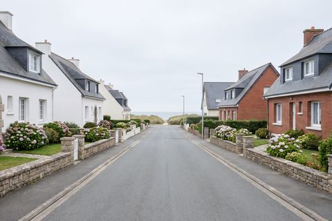Rang-du-Fliers : rue calme de maisons blanches et en brique avec jardins (image générée par IA)