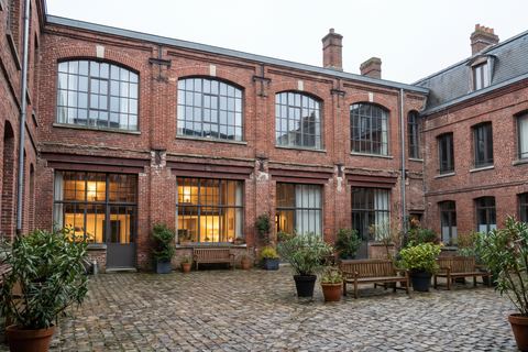 Roubaix : ancienne filature en brique transformée en lofts (image générée par IA)