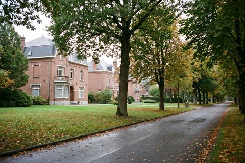 Sailly-lez-Lannoy : grandes maisons en brique avec pelouses et arbres (image générée par IA)