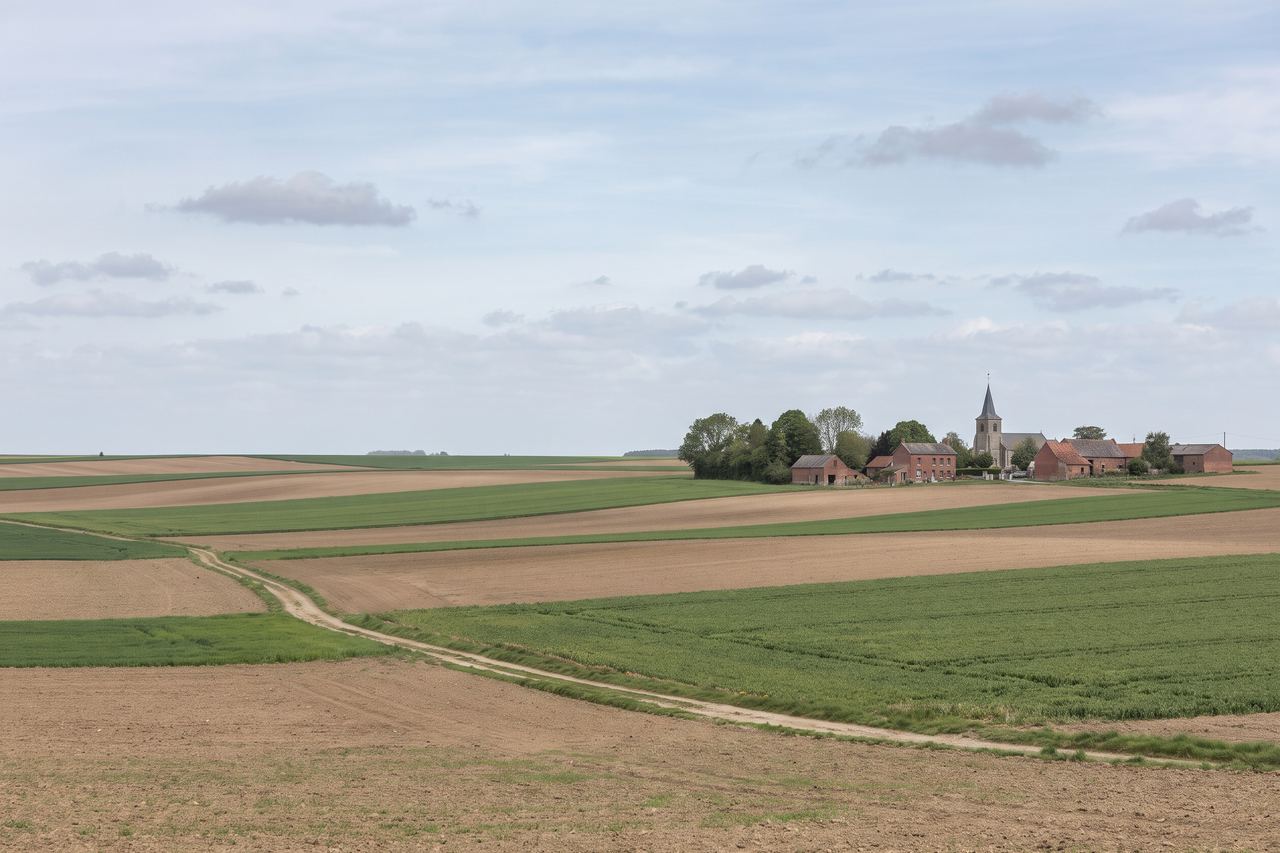 Sainghin-en-Mélantois : village en brique autour d’une église, champs du Mélantois (image générée par IA)