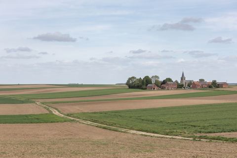 Sainghin-en-Mélantois : village en brique autour d’une église, champs du Mélantois (image générée par IA)