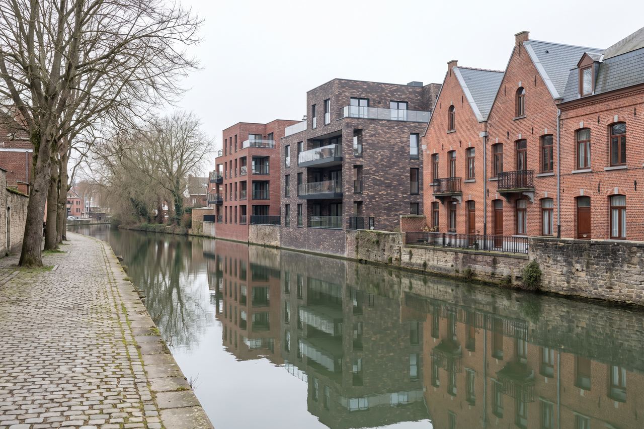 Saint-André-lez-Lille : résidences récentes en brique au bord de l’eau (image générée par IA)