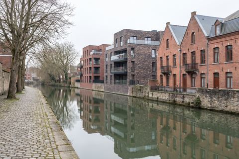Saint-André-lez-Lille : résidences récentes en brique au bord de l’eau (image générée par IA)