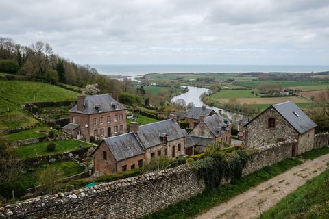 Saint-Étienne-au-Mont : village sur les coteaux au-dessus d’une vallée (image générée par IA)