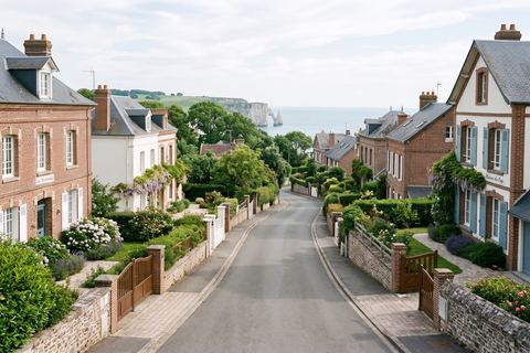Saint-Martin-Boulogne : rue résidentielle de maisons en brique et enduites (image générée par IA)