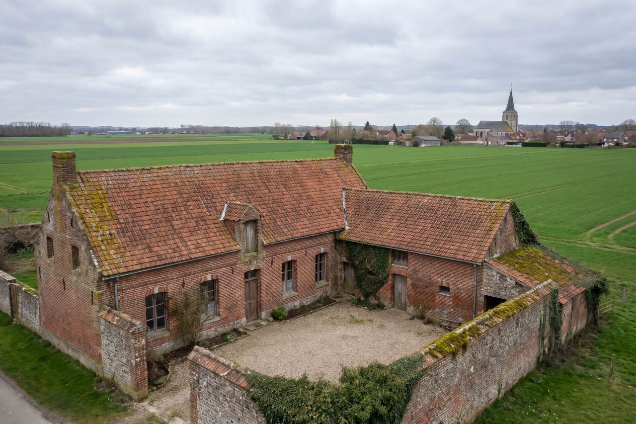 Salomé : ancienne ferme en brique, champs et clocher au loin (image générée par IA)