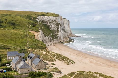 Sangatte : cap Blanc-Nez au-dessus d’une longue plage de sable (image générée par IA)
