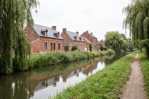 Santes : maisons de village près du canal de la Deûle (image générée par IA)