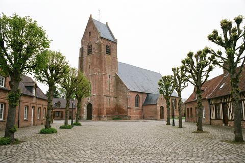 Templemars : église en brique et place de village (image générée par IA)
