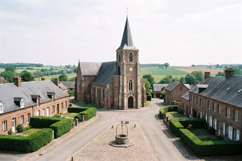 Templeuve-en-Pévèle : place de village en brique avec église (image générée par IA)
