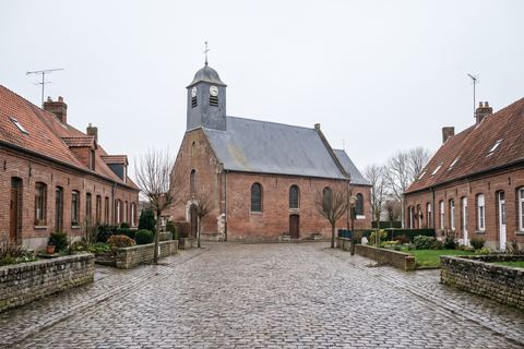 Toufflers : petite place avec église en brique (image générée par IA)