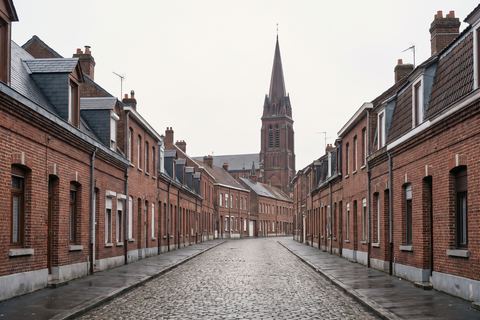 Tourcoing : rue de maisons en brique et clocher d’église (image générée par IA)