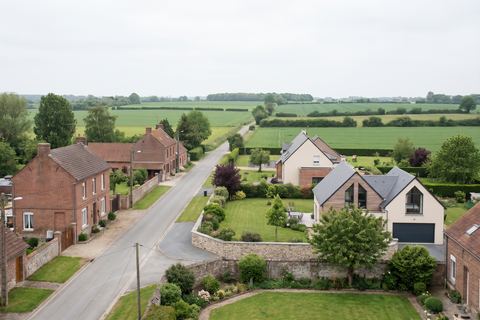 Vendeville : maisons de village et maisons récentes en bordure de champs (image générée par IA)