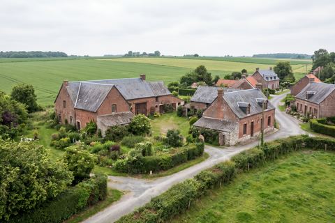 Verlinghem : fermes et maisons avec grands jardins dans les champs (image générée par IA)