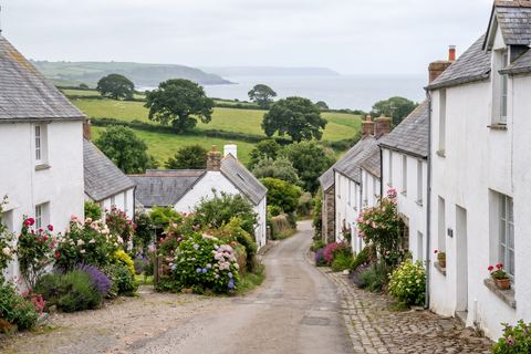 Verton : village de maisons blanches, champs et arbres (image générée par IA)