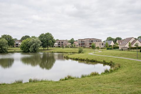 Villeneuve-d’Ascq : lac et résidences entourées de verdure (image générée par IA)