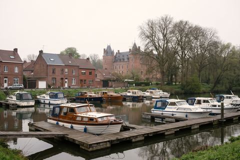 Wambrechies : port de plaisance sur la Deûle et maisons en brique (image générée par IA)