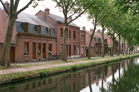 Wasquehal : maisons en brique le long d’un canal arboré (image générée par IA)