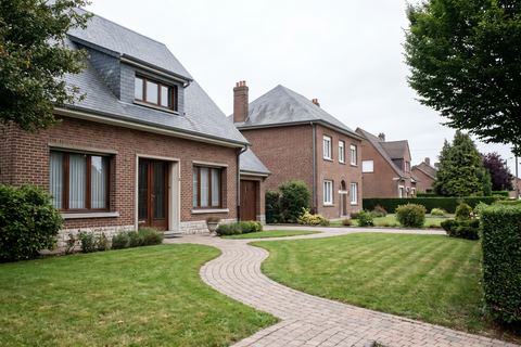Wattignies : maisons individuelles en brique et pelouses (image générée par IA)