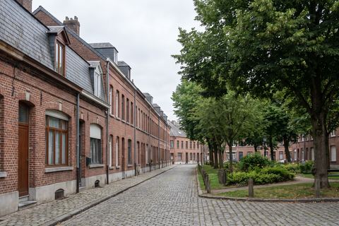 Wattrelos : maisons ouvrières en brique et petit parc (image générée par IA)