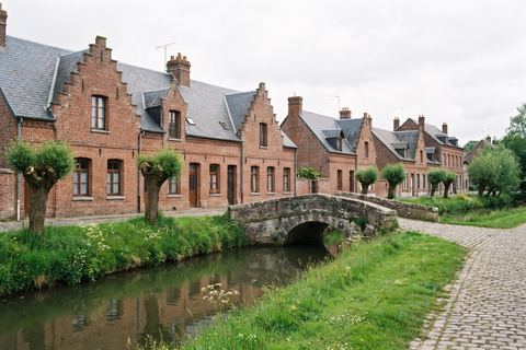 Wervicq-Sud : maisons en brique le long de la Lys (image générée par IA)