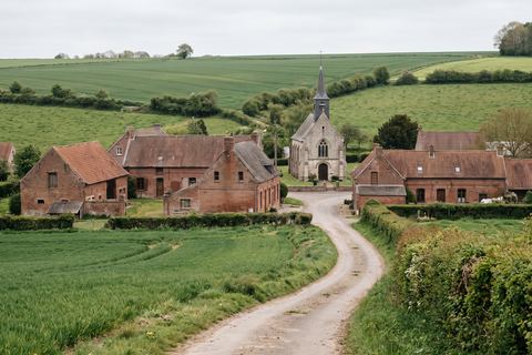 Wicres : village de fermes en brique et église dans les champs (image générée par IA)