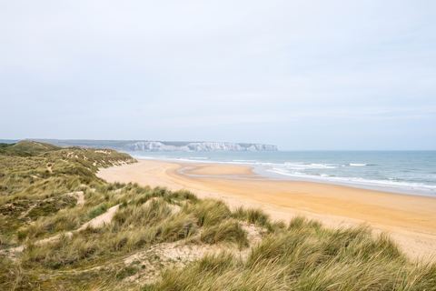 Wissant : baie de sable et falaises de craie à l’horizon (image générée par IA)